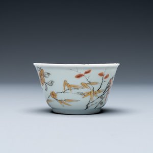 Une tasse et soucoupe en porcelaine de Chine grisaille, doré et rouge de fer, Yongzheng — photo 5