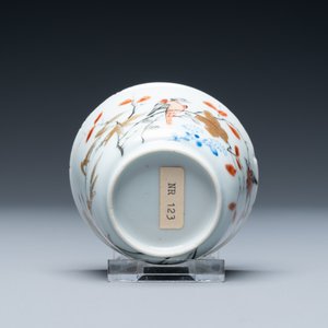 Une tasse et soucoupe en porcelaine de Chine grisaille, doré et rouge de fer, Yongzheng — photo 8