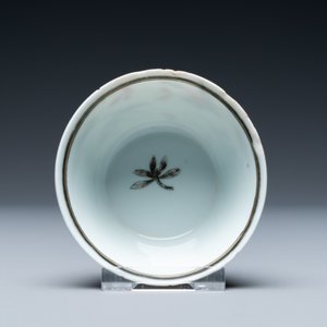 Une tasse et soucoupe en porcelaine de Chine grisaille, doré et rouge de fer, Yongzheng — photo 9