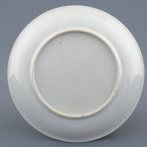 Une tasse et soucoupe en porcelaine de Chine grisaille et doré coquille d'oeuf au paysage, Yongzheng, 1723-1735 — photo 3