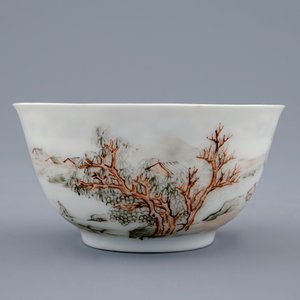 Une tasse et soucoupe en porcelaine de Chine grisaille et doré coquille d'oeuf au paysage, Yongzheng, 1723-1735 — photo 4