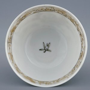 Une tasse et soucoupe en porcelaine de Chine grisaille et doré coquille d'oeuf au paysage, Yongzheng, 1723-1735 — photo 8