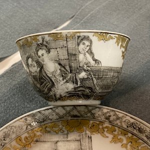 Une tasse et soucoupe en porcelaine de Chine grisaille et doré, Qianlong — photo 11