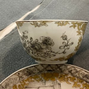 Une tasse et soucoupe en porcelaine de Chine grisaille et doré, Qianlong — photo 12