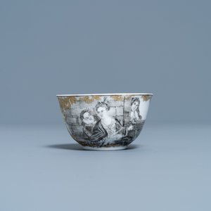 Une tasse et soucoupe en porcelaine de Chine grisaille et doré, Qianlong — photo 4