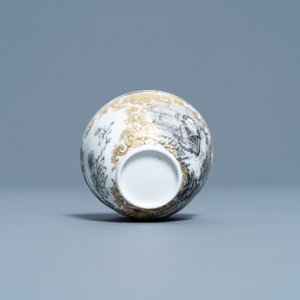 Une tasse et soucoupe en porcelaine de Chine grisaille et doré, Qianlong — photo 9