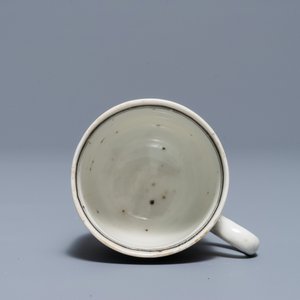 Une tasse et soucoupe en porcelaine de Chine grisaille et doré, Yongzheng/Qianlong — photo 8
