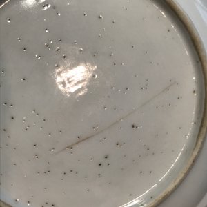 Une tasse et soucoupe en porcelaine de Chine grisaille et doré, Yongzheng/Qianlong — photo 10