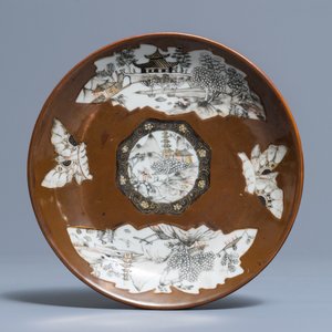 Une tasse et soucoupe en porcelaine de Chine grisaille et dorée à fond capucin, Qianlong — photo 2
