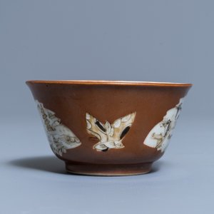 Une tasse et soucoupe en porcelaine de Chine grisaille et dorée à fond capucin, Qianlong — photo 5