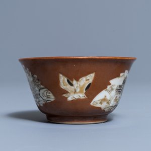 Une tasse et soucoupe en porcelaine de Chine grisaille et dorée à fond capucin, Qianlong — photo 7