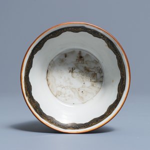 Une tasse et soucoupe en porcelaine de Chine grisaille et dorée à fond capucin, Qianlong — photo 8