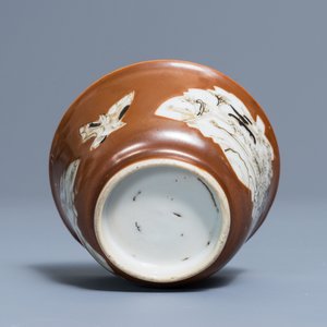 Une tasse et soucoupe en porcelaine de Chine grisaille et dorée à fond capucin, Qianlong — photo 9