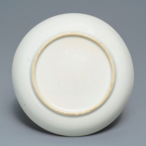 Une tasse et soucoupe en porcelaine de Chine grisaille et rouge de fer, Yongzheng/Qianlong — photo 3