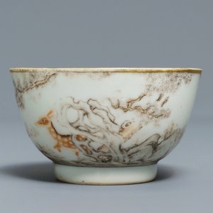Une tasse et soucoupe en porcelaine de Chine grisaille et rouge de fer, Yongzheng/Qianlong — photo 6