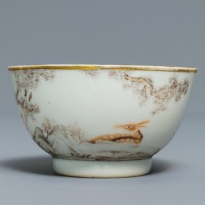 Une tasse et soucoupe en porcelaine de Chine grisaille et rouge de fer, Yongzheng/Qianlong — photo 7