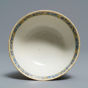 Une tasse et soucoupe en porcelaine de Chine grisaille et rouge de fer, Yongzheng/Qianlong — photo 8