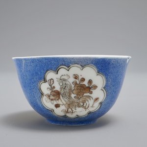 Une tasse et soucoupe en porcelaine de Chine grisaille sur fond bleu, Yongzheng — photo 5