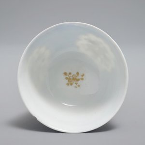 Une tasse et soucoupe en porcelaine de Chine grisaille sur fond bleu, Yongzheng — photo 7