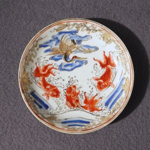 Une tasse et soucoupe en porcelaine de Chine rouge de fer, grisaille, doré et bleu, Yongzheng — photo 11