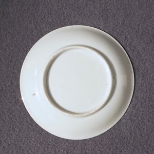 Une tasse et soucoupe en porcelaine de Chine rouge de fer, grisaille, doré et bleu, Yongzheng — photo 12