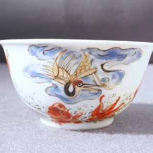 Une tasse et soucoupe en porcelaine de Chine rouge de fer, grisaille, doré et bleu, Yongzheng — photo 14