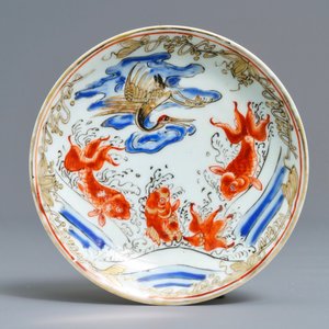 Une tasse et soucoupe en porcelaine de Chine rouge de fer, grisaille, doré et bleu, Yongzheng — photo 3
