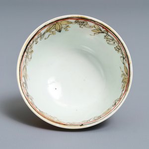 Une tasse et soucoupe en porcelaine de Chine rouge de fer, grisaille, doré et bleu, Yongzheng — photo 9