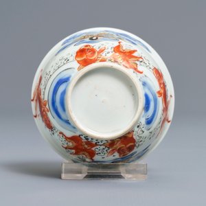 Une tasse et soucoupe en porcelaine de Chine rouge de fer, grisaille, doré et bleu, Yongzheng — photo 10