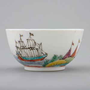 Une tasse et soucoupe en porcelaine de Chine surdécorées aux Pays-Bas, 18ème — photo 7