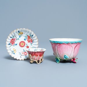 Une tasse et soucoupe et un bol de forme magnolia en porcelaine de Chine famille rose, Yongzheng — photo 1