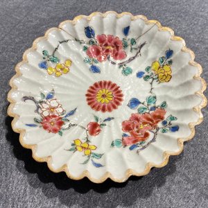 Une tasse et soucoupe et un bol de forme magnolia en porcelaine de Chine famille rose, Yongzheng — photo 18