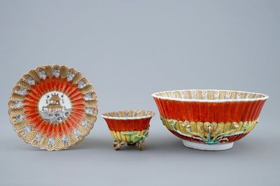 Une tasse et soucoupe et un bol en porcelaine de Chine à décor en relief en grisaille et rouge de fer, Yongzheng, 1723-1735