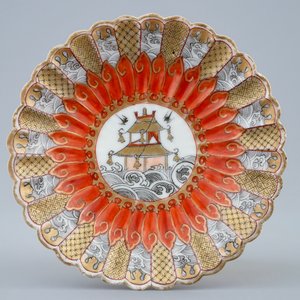 Une tasse et soucoupe et un bol en porcelaine de Chine à décor en relief en grisaille et rouge de fer, Yongzheng, 1723-1735 — photo 2