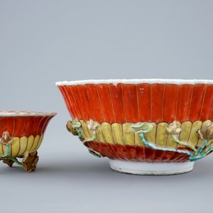 Une tasse et soucoupe et un bol en porcelaine de Chine à décor en relief en grisaille et rouge de fer, Yongzheng, 1723-1735 — photo 4