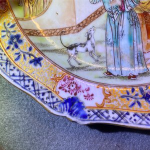Une tasse et soucoupe et un pot à lait en porcelaine de Chine famille rose et grisaille, Yongzheng — photo 13