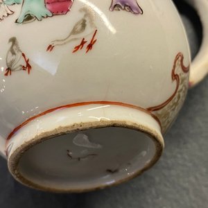 Une tasse et soucoupe et un pot à lait en porcelaine de Chine famille rose et grisaille, Yongzheng — photo 19