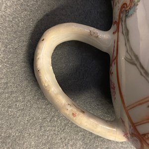 Une tasse et soucoupe et un pot à lait en porcelaine de Chine famille rose et grisaille, Yongzheng — photo 23