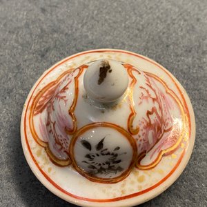 Une tasse et soucoupe et un pot à lait en porcelaine de Chine famille rose et grisaille, Yongzheng — photo 25