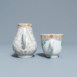 Une tasse et soucoupe et un pot à lait en porcelaine de Chine famille rose et grisaille, Yongzheng — photo 5