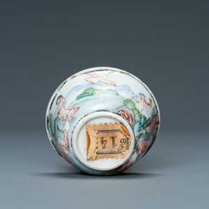 Une tasse et soucoupe miniature en porcelaine de Chine famille rose à décor de 'Leda et le cygne', Yongzheng/Qianlong — photo 9