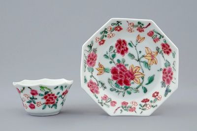 Une tasse et soucoupe octagonale en porcelaine de Chine famille rose, Yongzheng, 1723-1735