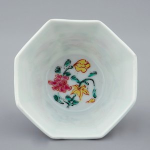 Une tasse et soucoupe octagonale en porcelaine de Chine famille rose, Yongzheng, 1723-1735 — photo 4