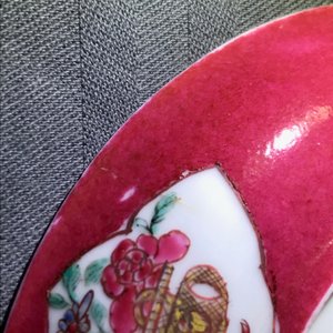 Une tasse et soucoupe 'ruby back' en porcelaine de Chine famille rose, Yongzheng — photo 11