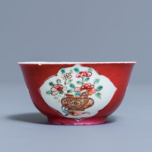 Une tasse et soucoupe 'ruby back' en porcelaine de Chine famille rose, Yongzheng — photo 4