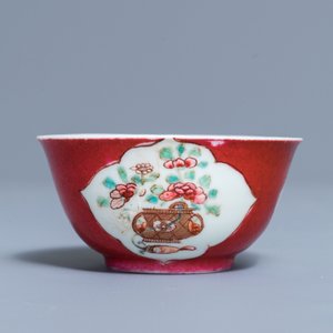 Une tasse et soucoupe 'ruby back' en porcelaine de Chine famille rose, Yongzheng — photo 6