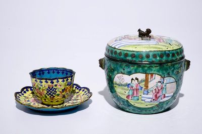 Une tasse et soucupe et un bol couvert en émail de Canton, Chine, 18/19ème