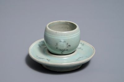 Une tasse sur son support en porcelaine céladon, Corée, Goryeo ou après