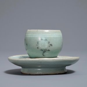 Une tasse sur son support en porcelaine céladon, Corée, Goryeo ou après — photo 2