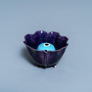 Une tasse surprise en forme de lotus en porcelaine de Chine émaillée aubergine et turquoise, Kangxi — photo 1